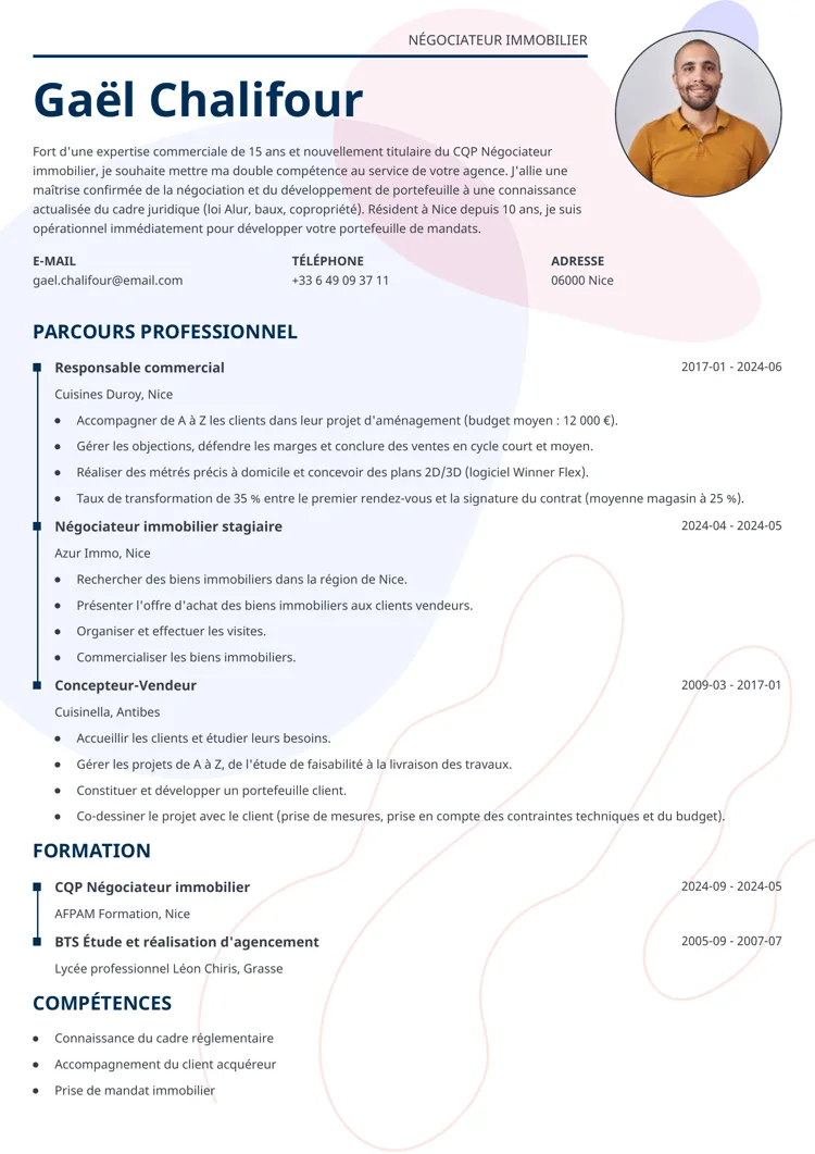  exemple de CV agent immobilier sur 2 colonnes avec éléments graphiques rouges