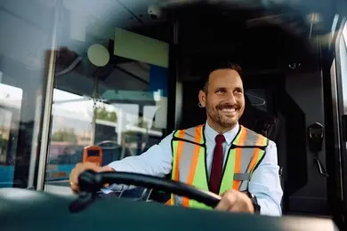 Exemples et guide de CV pour chauffeur de bus [2025]