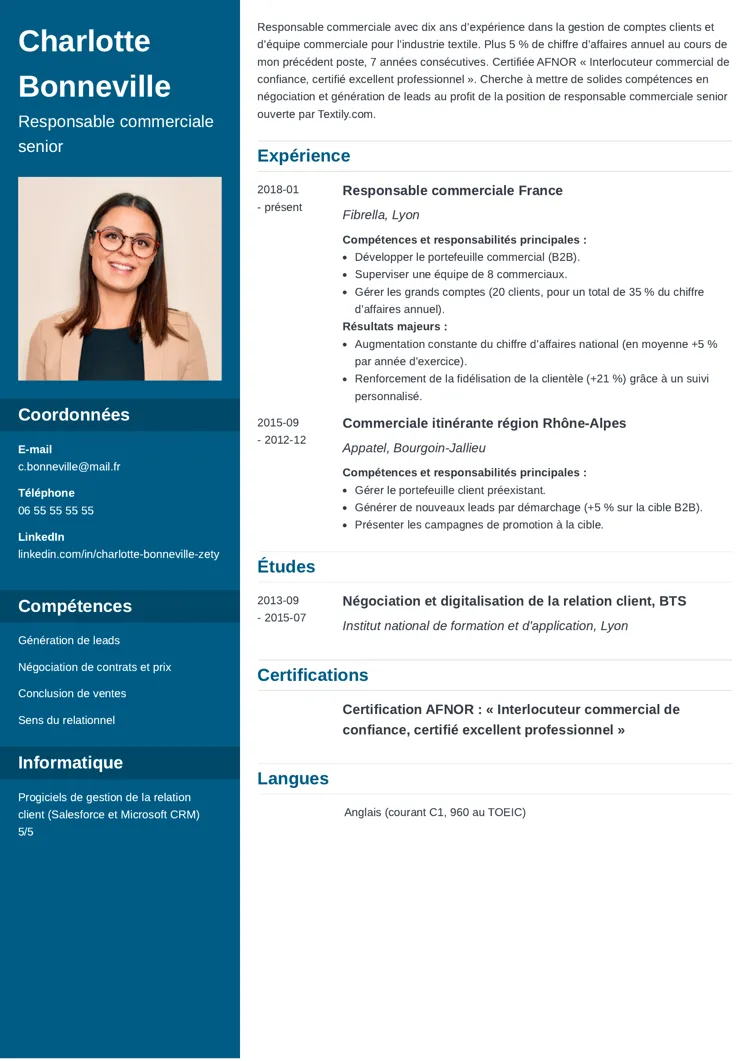 Exemple de CV responsable commerciale senior avec photo et colonne latérale bleu foncé