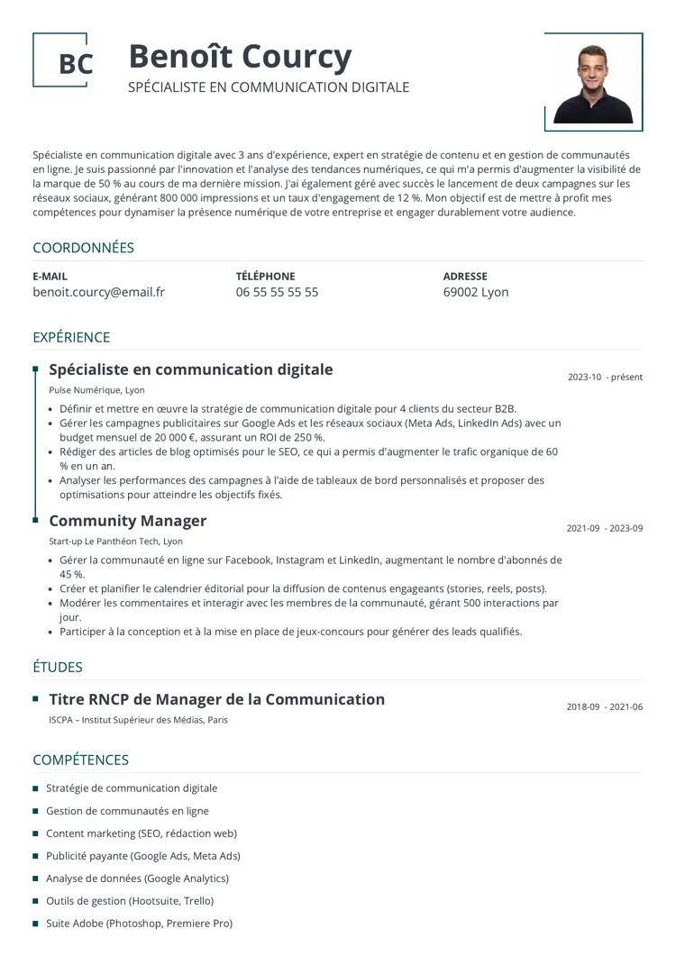 exemple de CV communication clair et aéré avec des accents verts