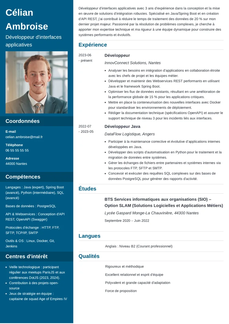 exemple de cv développeur d’interfaces applicatives avec photo et colonne latérale bleu canard 