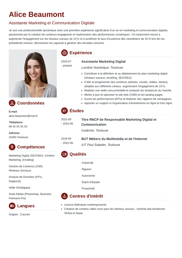 CV d'assistante marketing avec une couleur dominante marron, une photo et des icônes