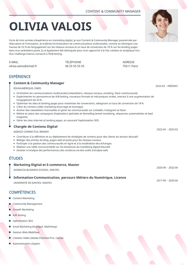 exemple de CV Community Manager avec photo et des formes diagonales roses