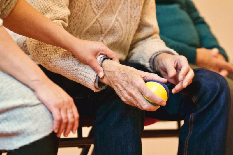 CV aide-soignante : exemples et compétences clés 2025