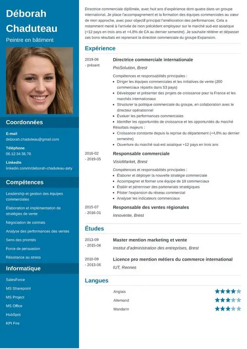 CV directeur commercial format à deux colonnes, avec photo et colonne latérale bleu ciel