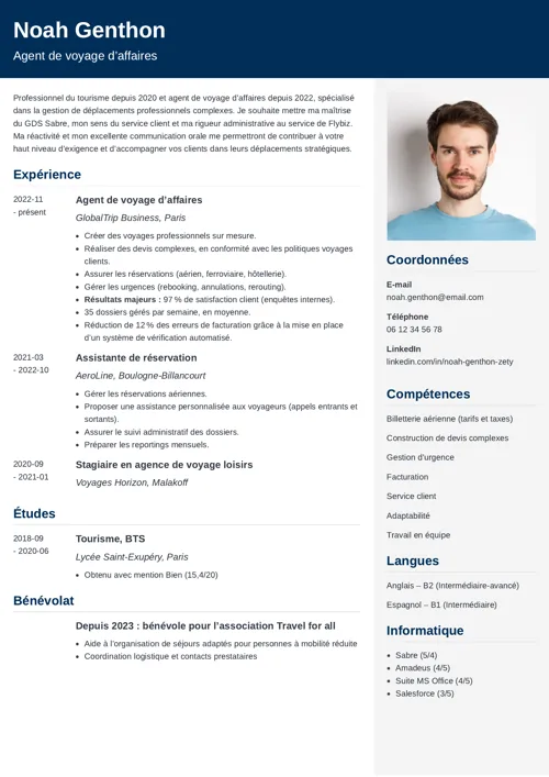 Exemple de CV agent de voyage à deux colonnes avec photo et en-tête bleu foncé