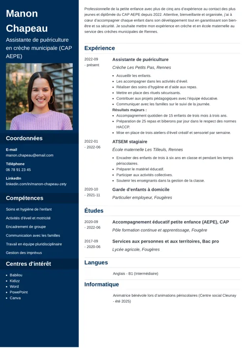Exemple de CV d’assistante de puériculture, en deux colonnes, avec photo et une colonne latérale bleu foncé
