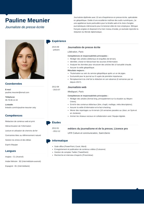 Exemple de CV journaliste, forme à deux colonnes, avec photo et en-tête bleu foncé