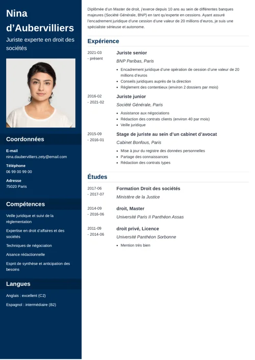 Exemple de CV juriste en droit des sociétés, au format deux colonnes, avec photo et colonne latérale bleu foncé