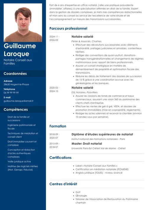 Exemple de lettre de motivation de notaire avec photo et colonne latérale bleue