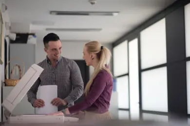 La romance au travail : 57 % des employés choisiraient leur romance plutôt que leur emploi